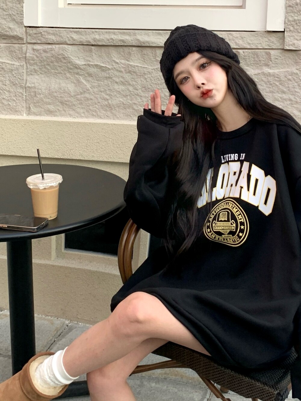 ブラック系のスウェットを着用したメンズの冬コーディネートの3枚目の写真