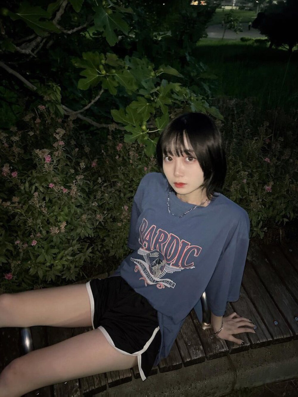 ブルー系のTシャツ/カットソーを着用したレディースの夏コーディネートの3枚目の写真