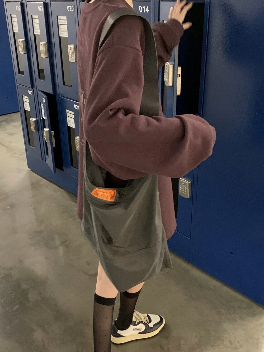 グレー系のショルダーバッグを着用したレディースの冬コーディネートの3枚目の写真