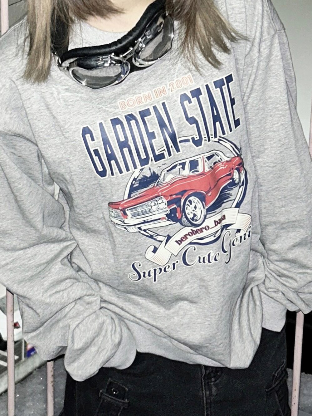 グレー系のスウェットを着用したレディースの冬コーディネートの3枚目の写真