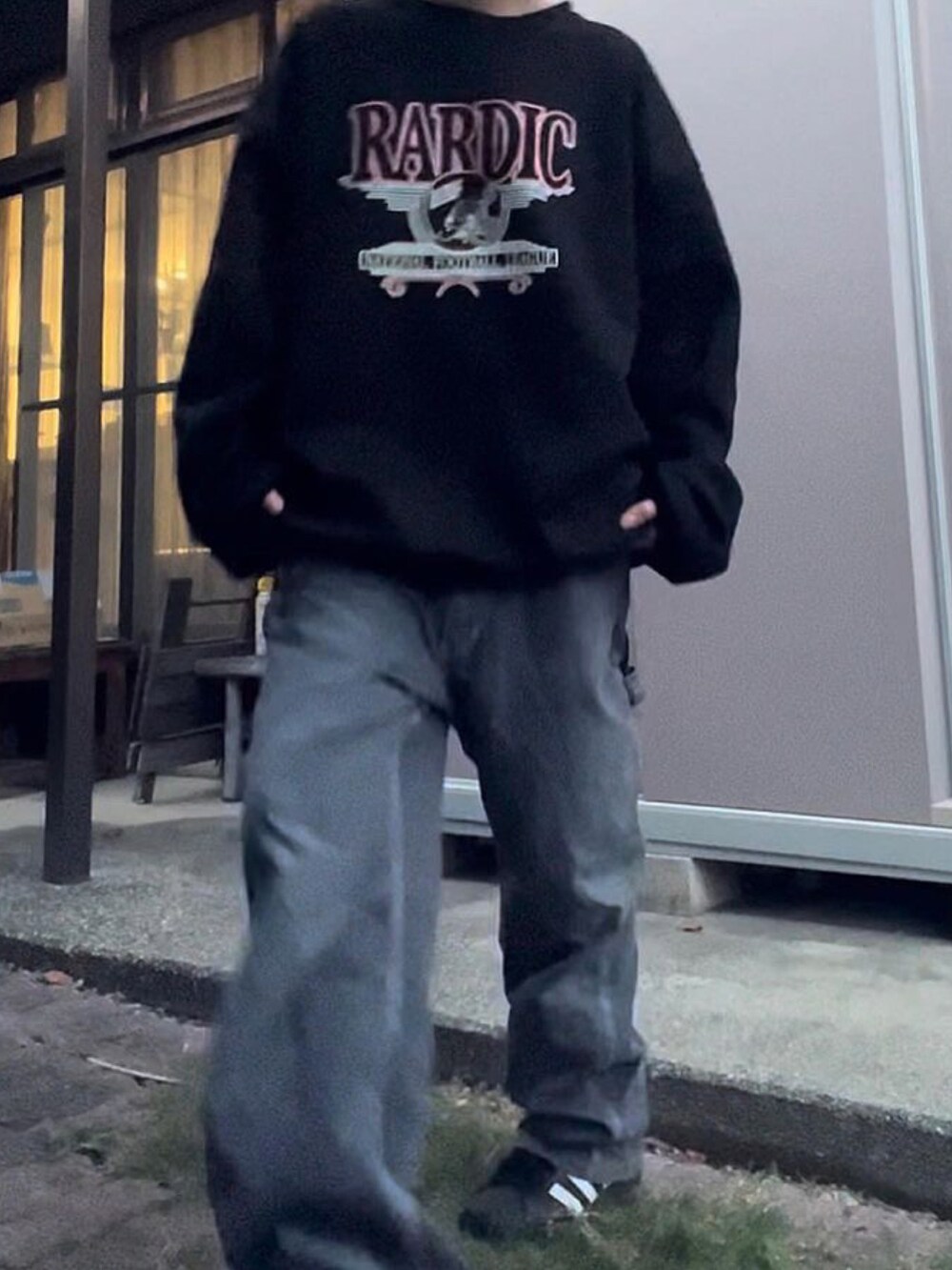 ブラック系のスウェットを着用したレディースの春コーディネートの3枚目の写真