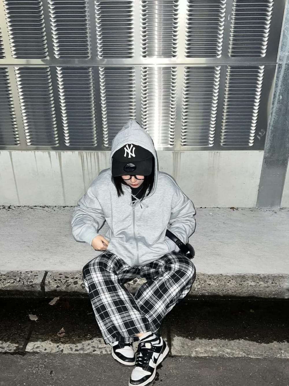 グレー系のパーカーを着用したレディースの春コーディネートの4枚目の写真