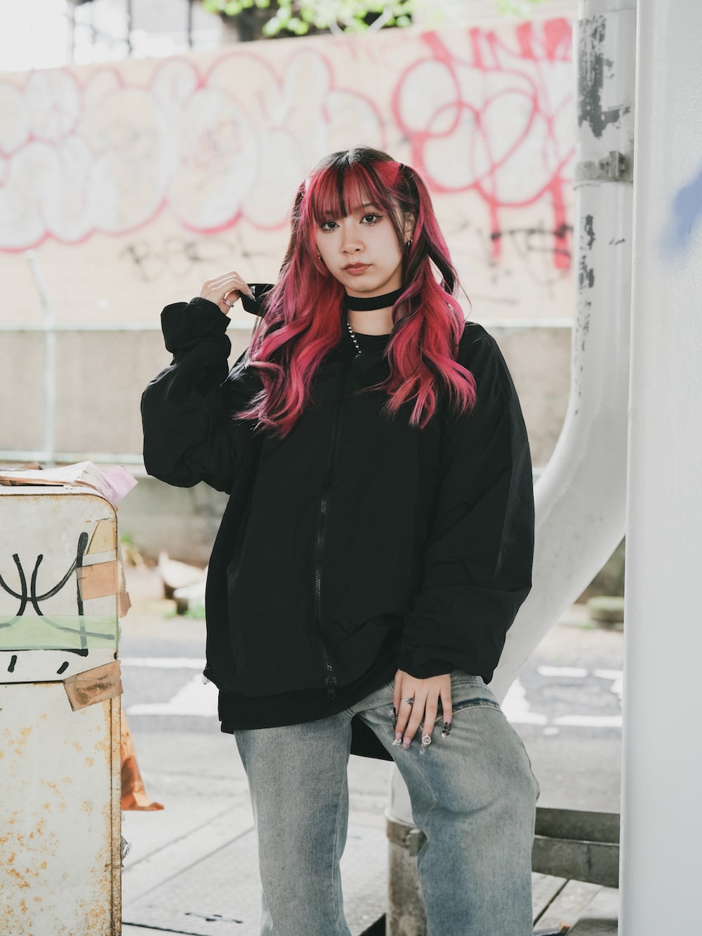 ブラック系のラッシュガードを着用したレディースの春コーディネートの2枚目の写真