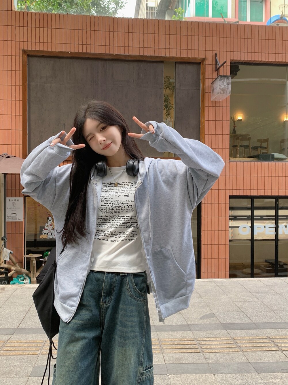 グレー系のパーカーを着用したレディースの冬コーディネートの3枚目の写真