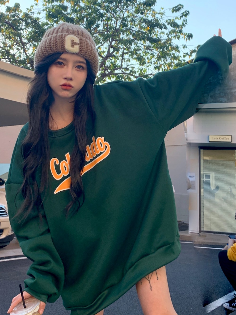 グリーン系のスウェットを着用したメンズの冬コーディネートの2枚目の写真