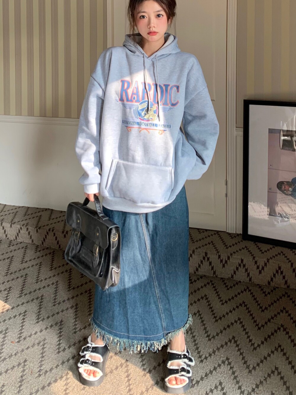 グレー系のパーカーを着用したレディースの秋コーディネートの3枚目の写真