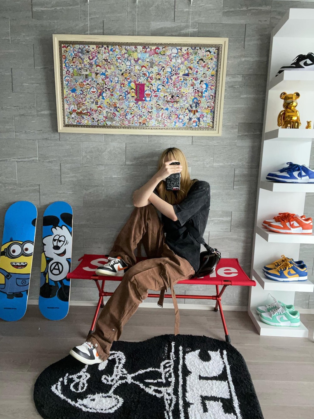 グレー系のTシャツ/カットソーを着用したレディースの夏コーディネートの4枚目の写真