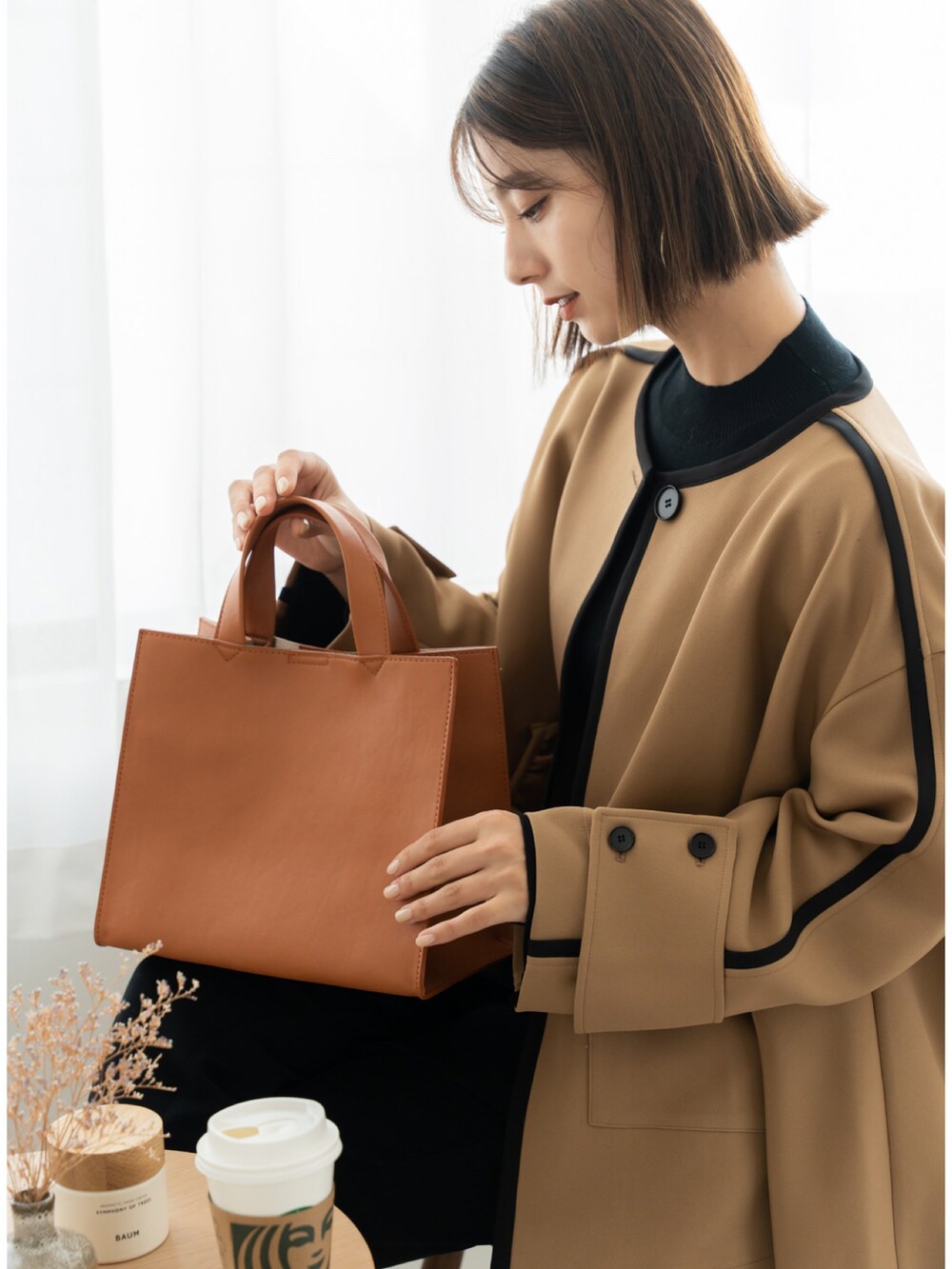 グレー系のトートバッグを着用したレディースの冬コーディネートの4枚目の写真