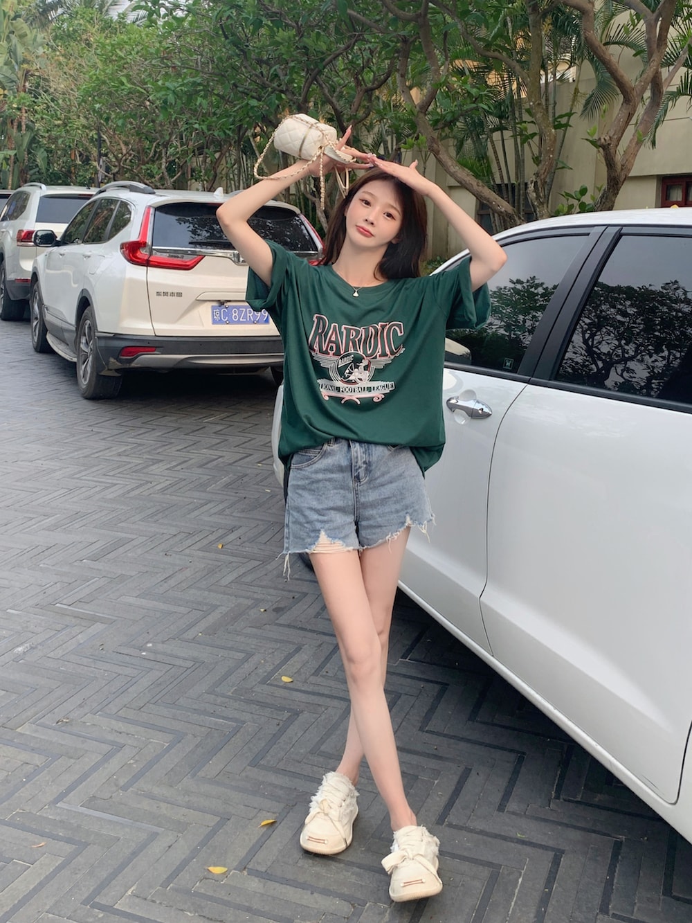 グリーン系のTシャツ/カットソーを着用したレディースの春コーディネートの2枚目の写真