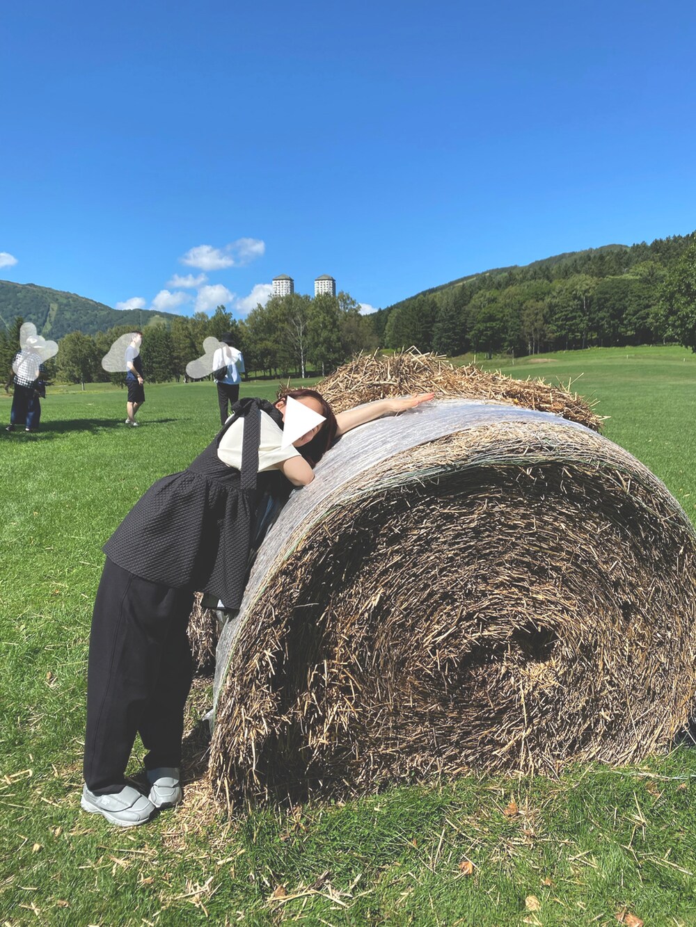 ブラック系のトップス、ブラック系のスウェットパンツ、ブラック系のキャミソールを着用したレディースの秋コーディネートの2枚目の写真