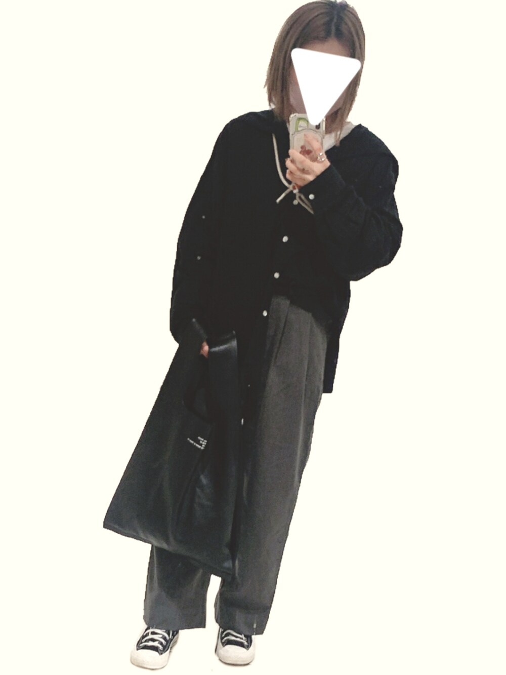 グレー系のテーラードジャケット、ホワイト系のスニーカー、ブラック系のスラックスを着用したレディースの秋コーディネートの2枚目の写真