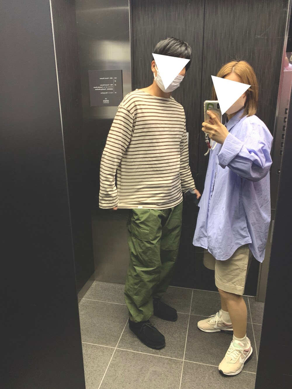ベージュ系のスニーカー、ベージュ系のその他パンツ、ブルー系のシャツ/ブラウスを着用したレディースの秋コーディネートの3枚目の写真