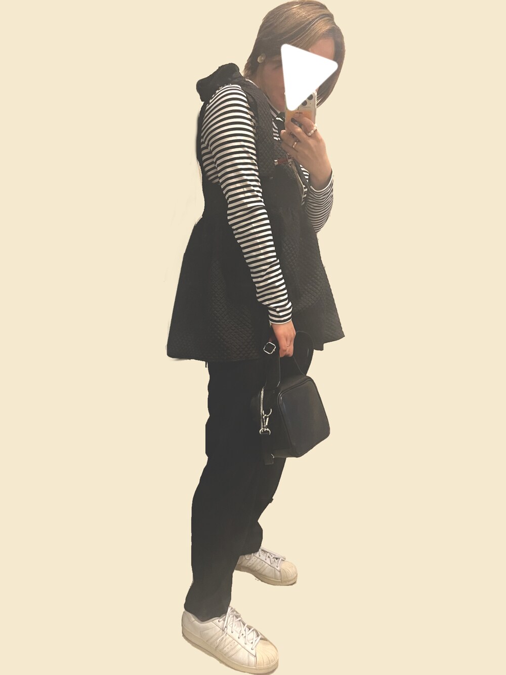 ブラック系のボストンバッグ、ブラック系のキャミソール、ブラック系のその他パンツを着用したレディースの秋コーディネートの2枚目の写真