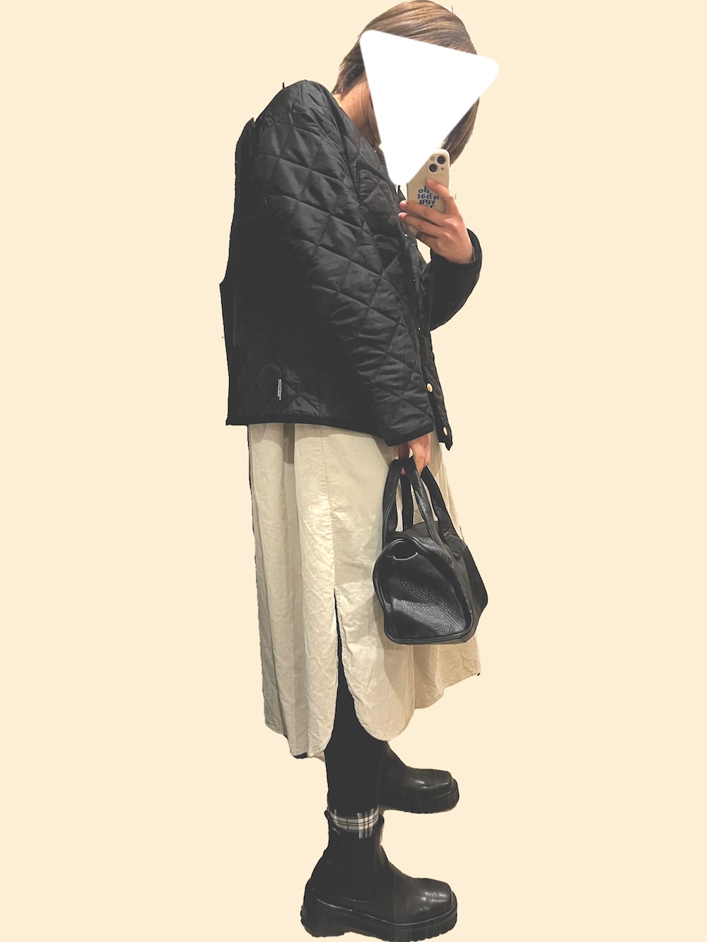 ブラック系のその他アウター、ベージュ系のワンピース、ブラック系のブーツを着用したレディースの春コーディネートの2枚目の写真