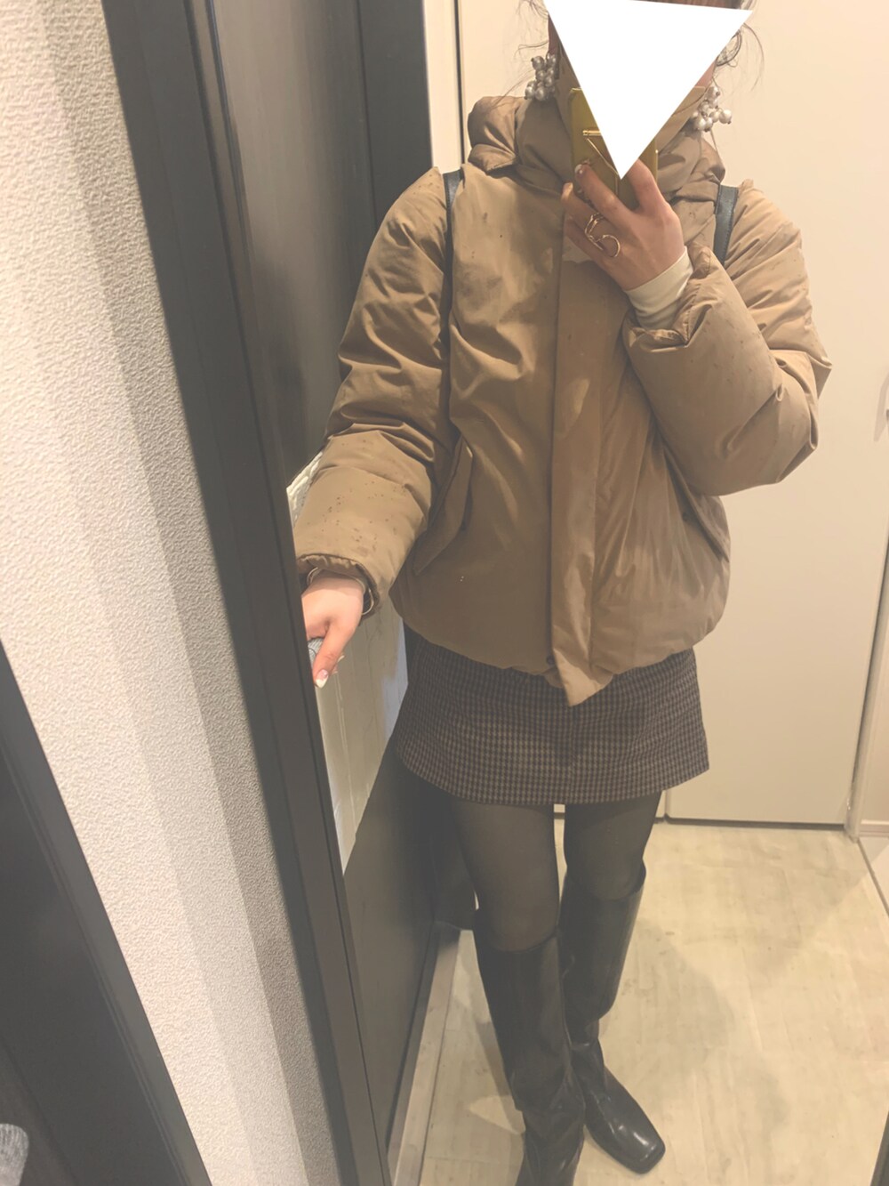 ブラック系のシャツ/ブラウス、ブラウン系のその他パンツ、ホワイト系のTシャツ/カットソーを着用したレディースの冬コーディネートの2枚目の写真