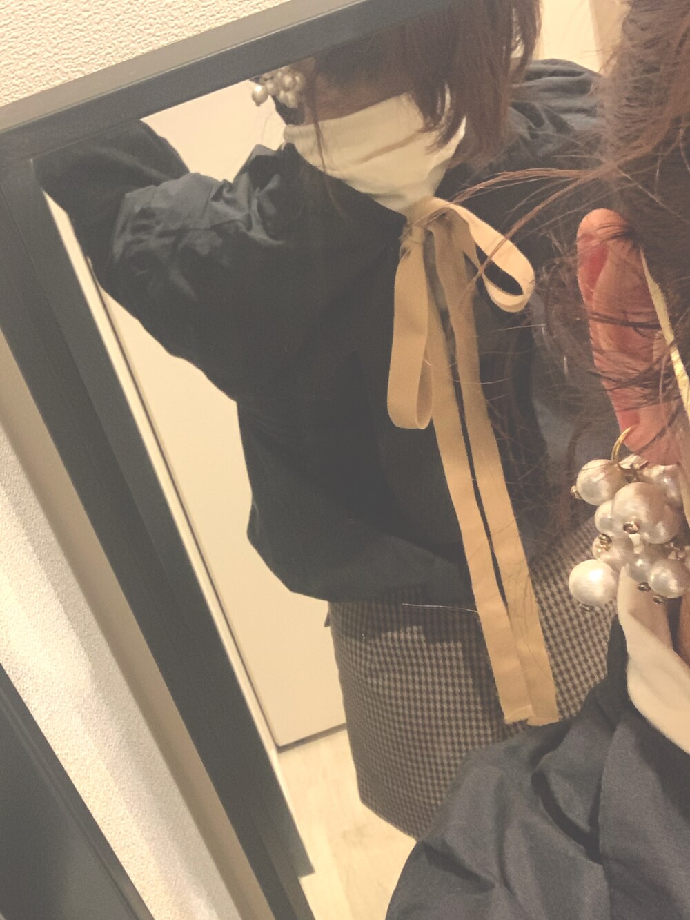 ブラック系のシャツ/ブラウス、ブラウン系のその他パンツ、ホワイト系のTシャツ/カットソーを着用したレディースの冬コーディネートの3枚目の写真