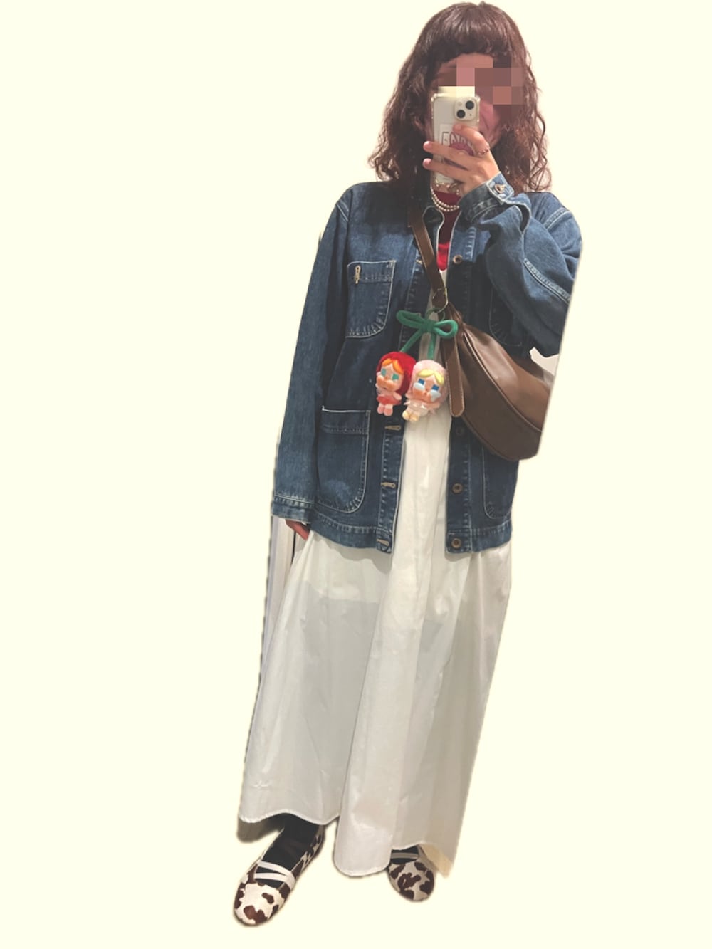 レッド系のTシャツ/カットソー、ブルー系のジャケット/アウター、ブラウン系のバレエシューズを着用したレディースの冬コーディネートの2枚目の写真