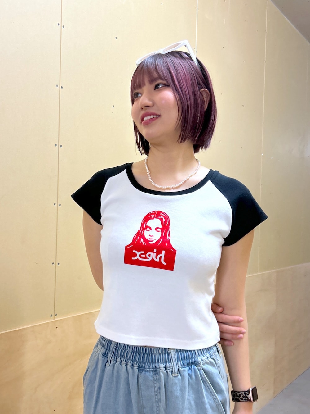 ブルー系のデニムパンツ、ホワイト系のTシャツ/カットソー、ブルー系のシャツ/ブラウスを着用したレディースの春コーディネートの2枚目の写真