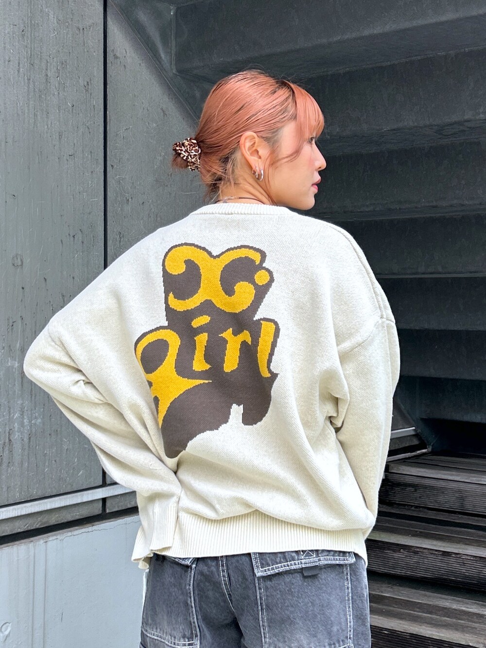 ホワイト系のニット/セーター、ホワイト系のカーゴパンツを着用したレディースの秋コーディネートの2枚目の写真