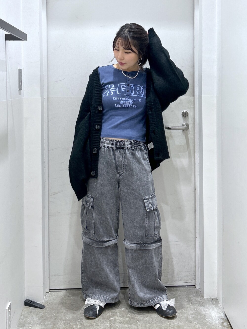 ブルー系のTシャツ/カットソー、ベージュ系のカーゴパンツを着用したレディースの秋コーディネートの2枚目の写真