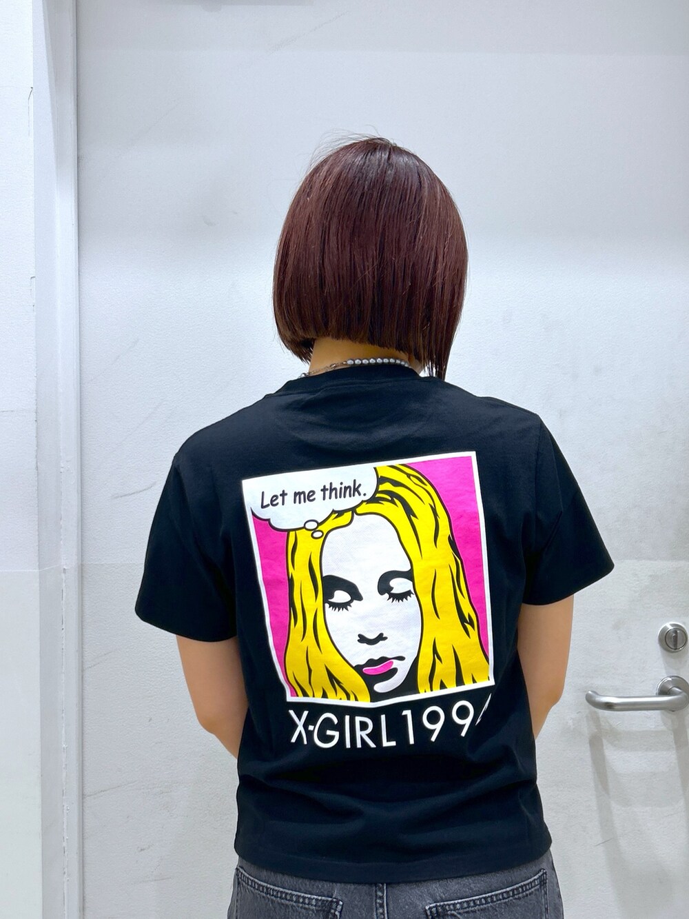 ブラック系のTシャツ/カットソー、ブラウン系のシャツ/ブラウス、ブルー系のデニムパンツを着用したレディースの春コーディネートの2枚目の写真