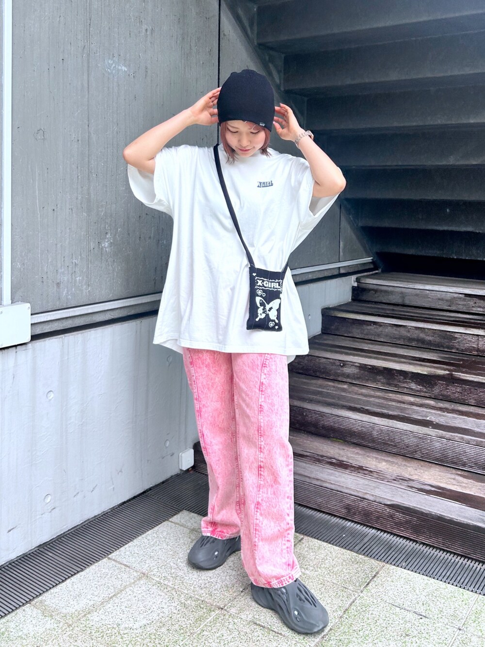 ホワイト系のワンピース、ピンク系のその他パンツを着用したレディースの春コーディネートの2枚目の写真