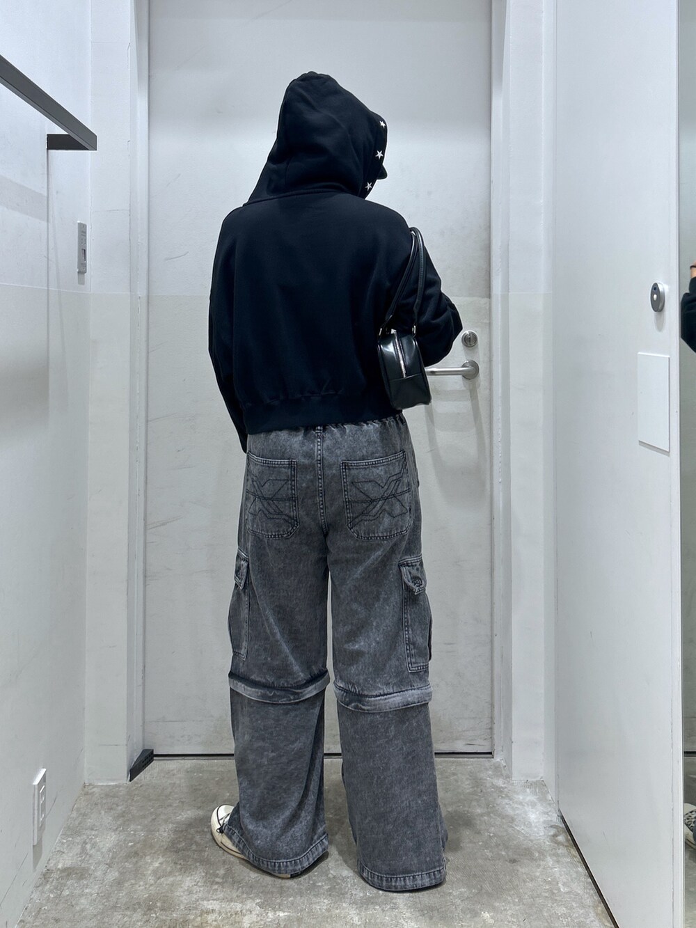 グレー系のパーカー、ベージュ系のカーゴパンツを着用したレディースの秋コーディネートの2枚目の写真