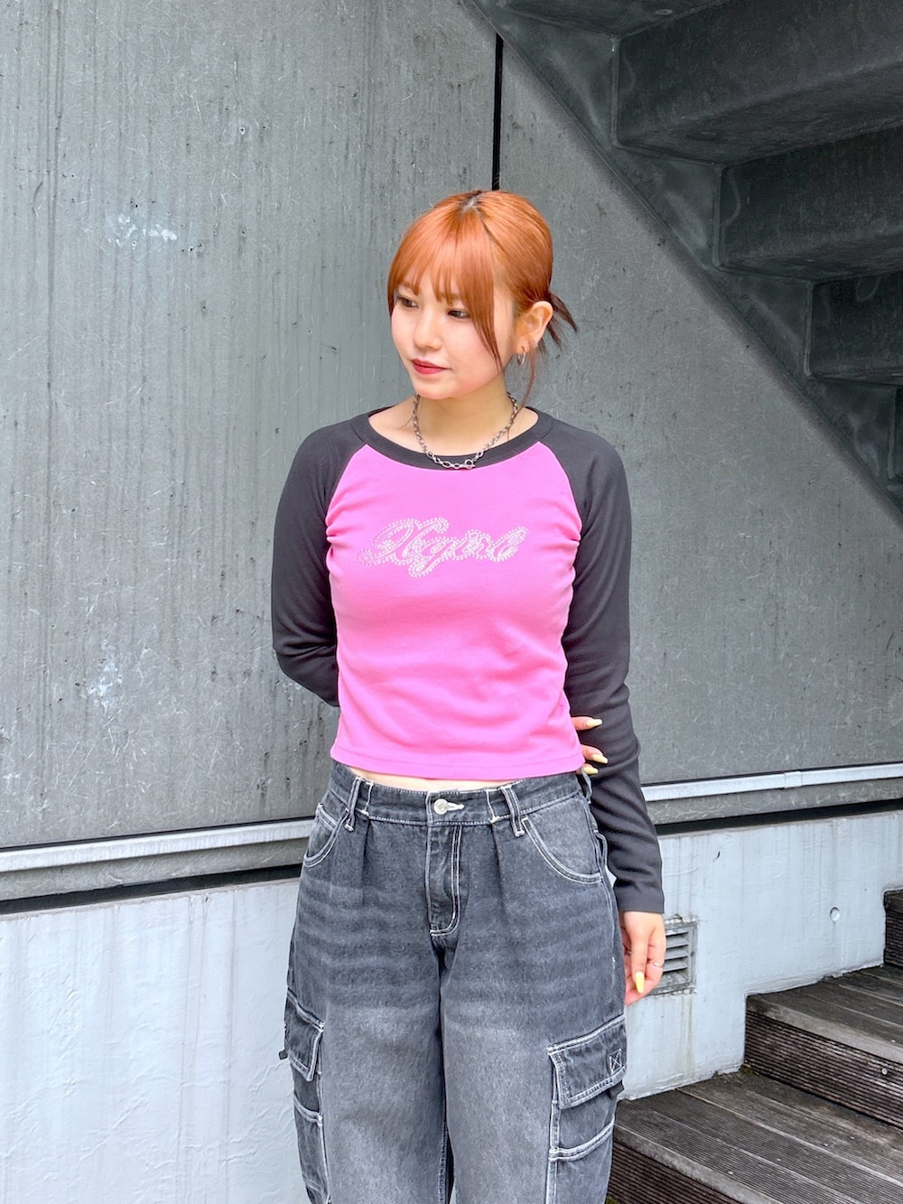 ピンク系のTシャツ/カットソー、ホワイト系のカーゴパンツを着用したレディースの夏コーディネートの2枚目の写真