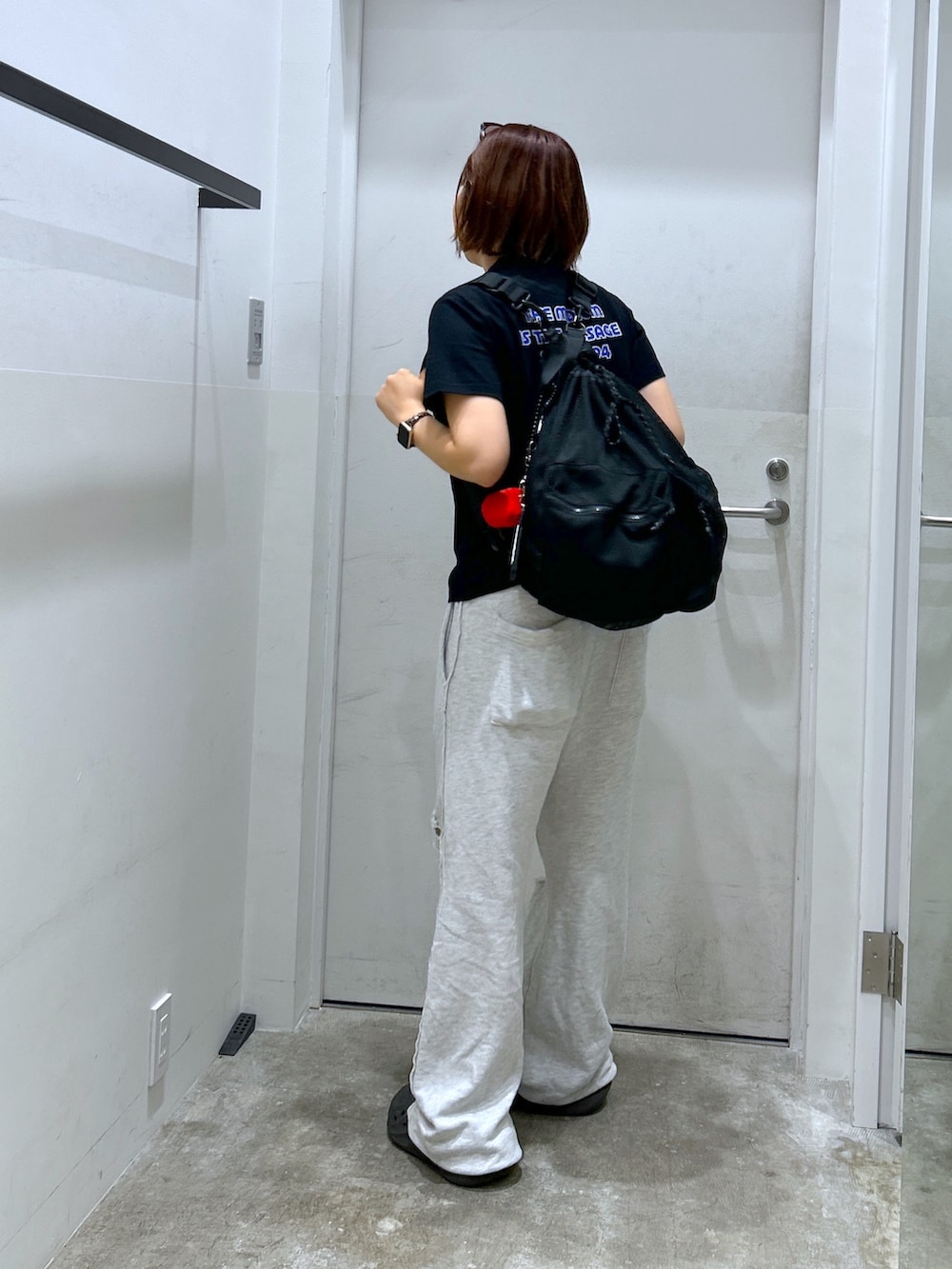 ブラック系のTシャツ/カットソー、グレー系のスウェットパンツを着用したレディースの夏コーディネートの2枚目の写真