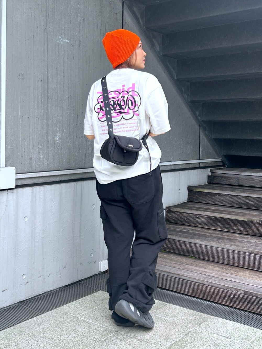 ホワイト系のTシャツ/カットソーを着用したレディースの春コーディネートの2枚目の写真