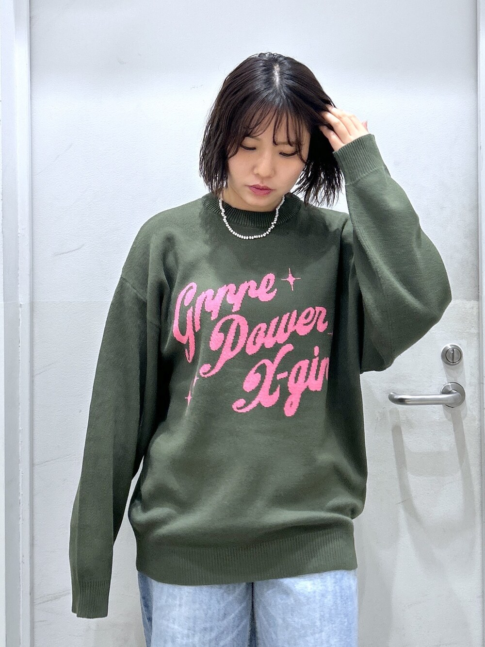 グリーン系のニット/セーターを着用したレディースの秋コーディネートの3枚目の写真