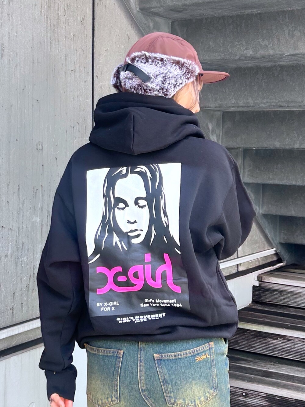 ブラック系のパーカー、ブルー系のデニムスカートを着用したレディースの秋コーディネートの2枚目の写真