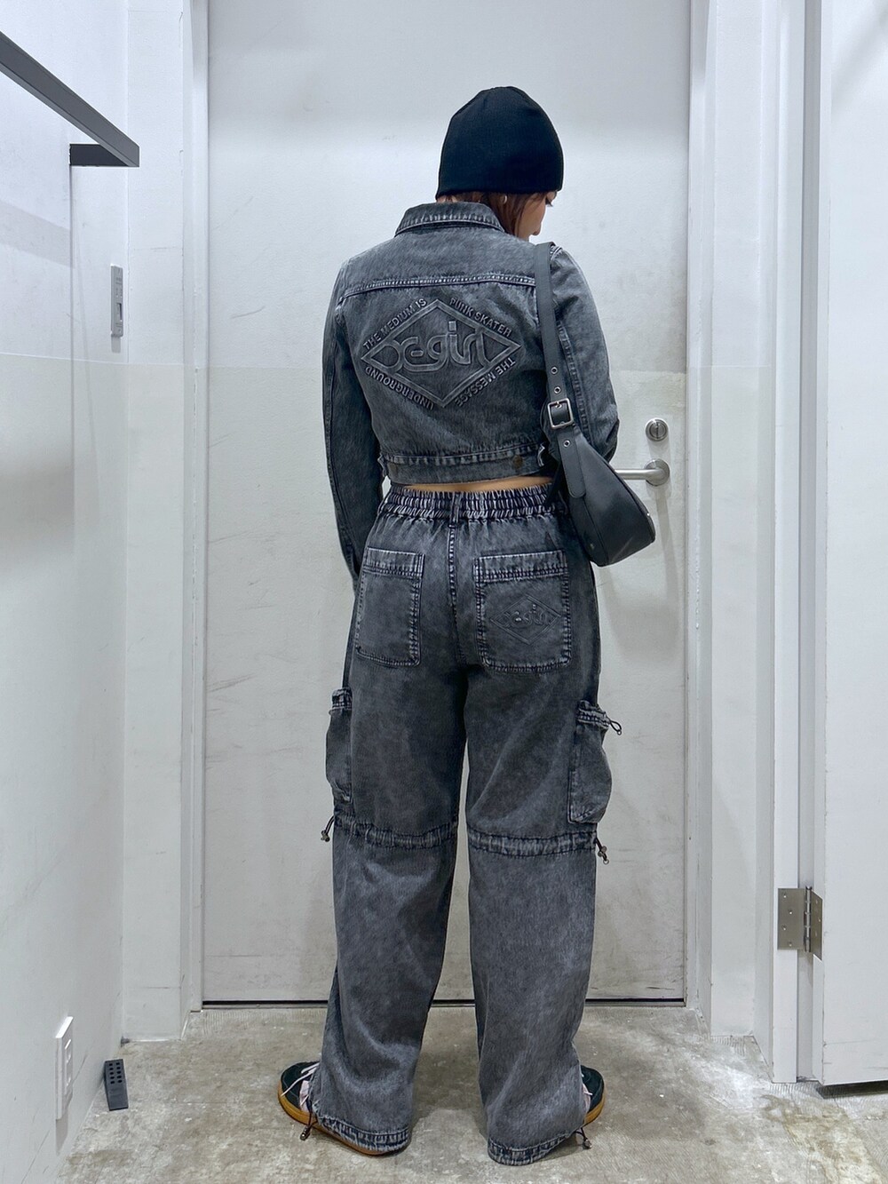 ブラック系のデニムジャケット、ブラック系のデニムパンツを着用したレディースの夏コーディネートの2枚目の写真