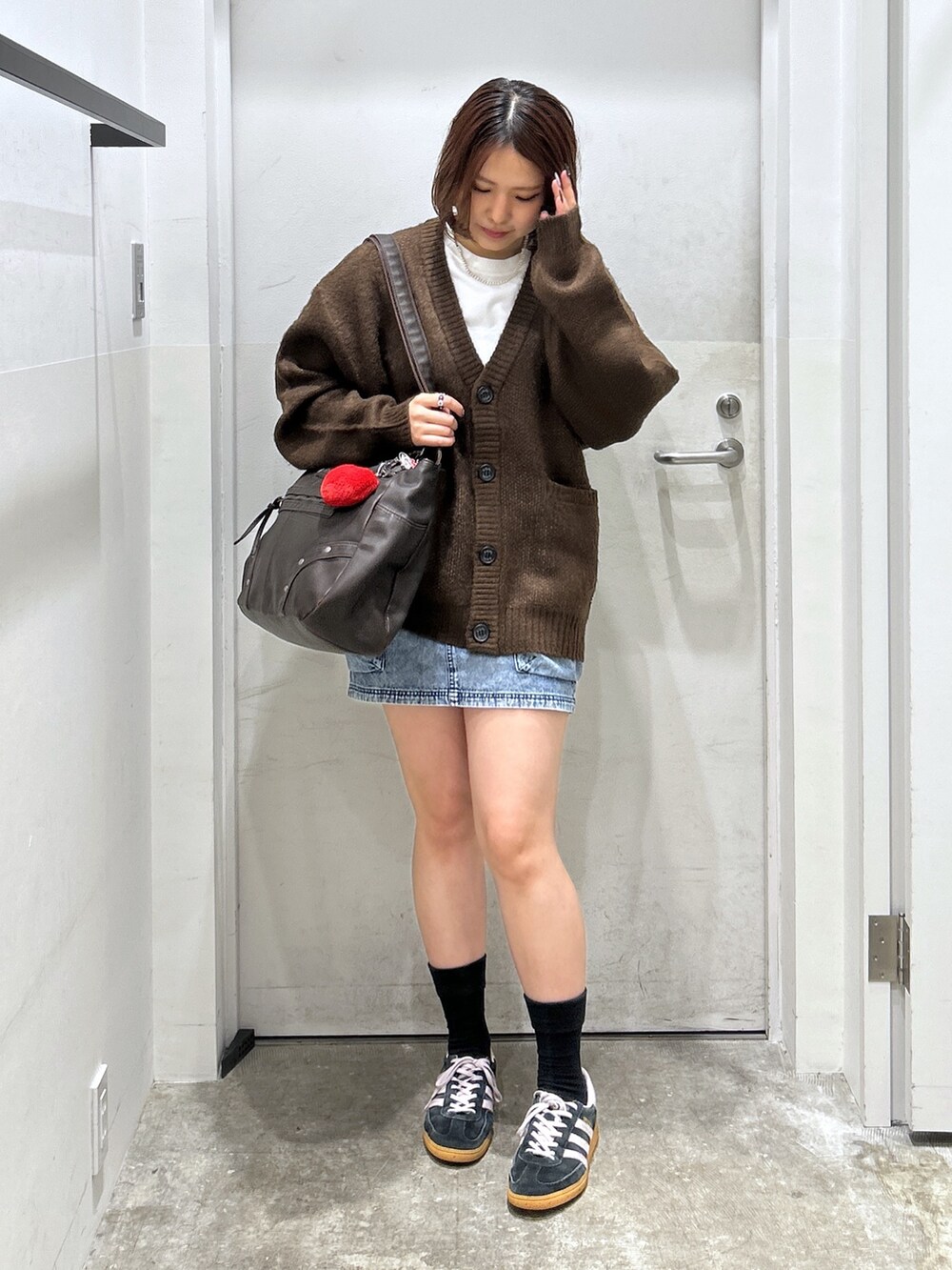 ピンク系のカーディガン/ボレロを着用したレディースの秋コーディネートの2枚目の写真