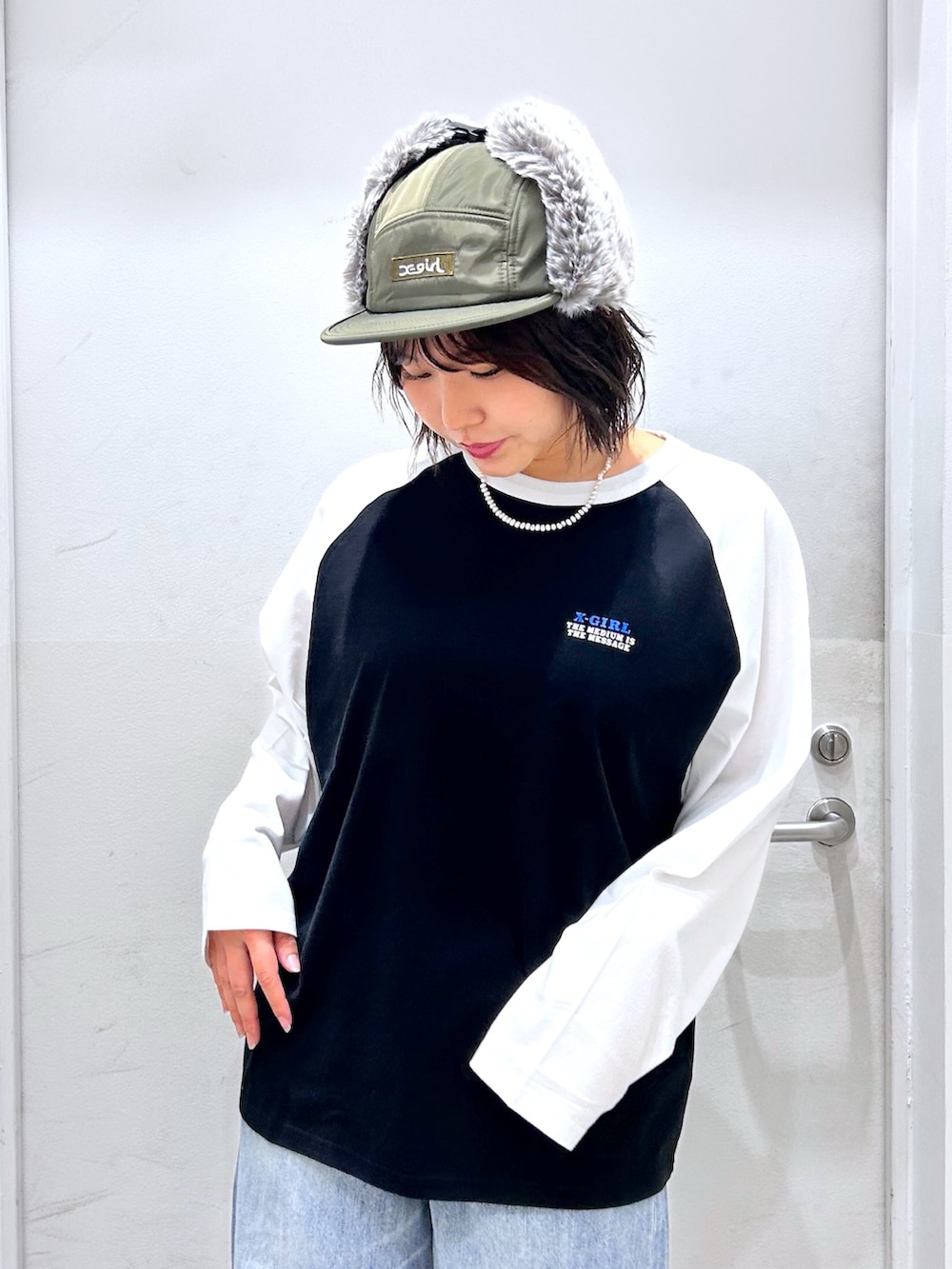 ホワイト系のTシャツ/カットソーを着用したレディースの秋コーディネートの3枚目の写真