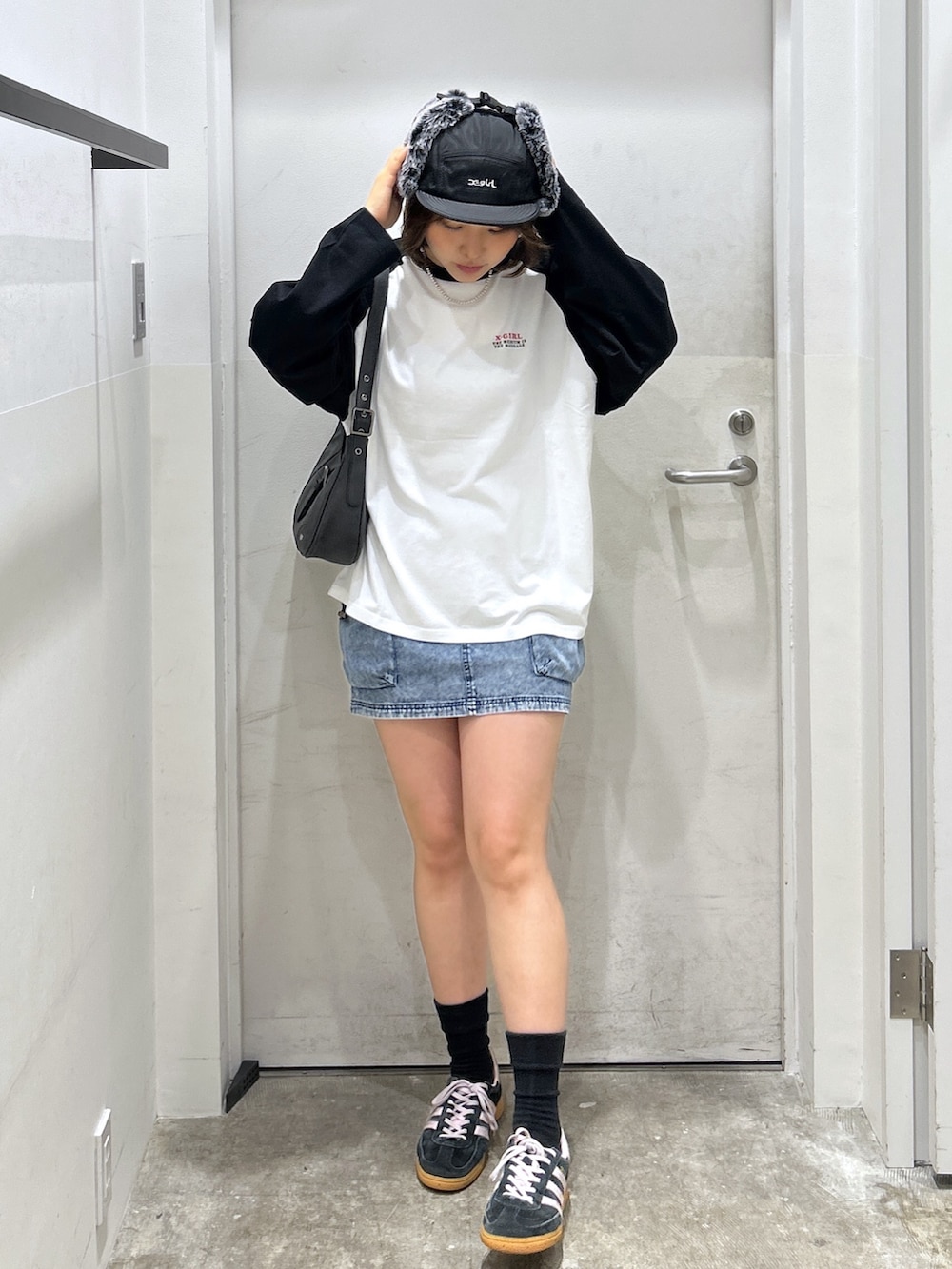 ホワイト系のTシャツ/カットソーを着用したレディースの秋コーディネートの2枚目の写真