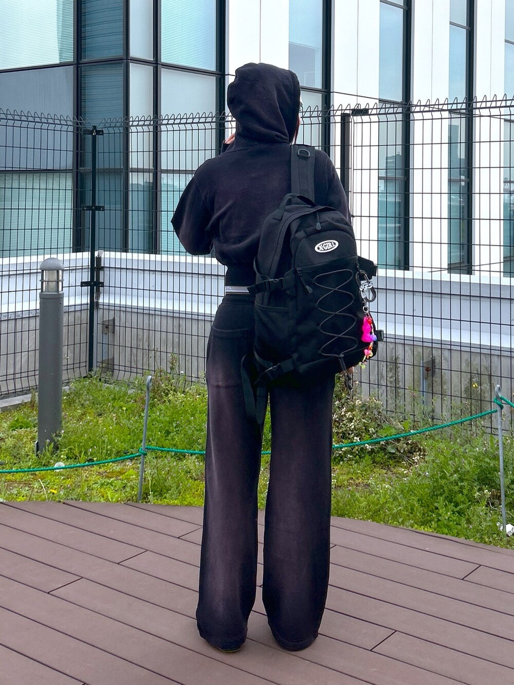 パープル系のパーカー、パープル系のスウェットパンツ、その他のTシャツ/カットソーを着用したレディースの春コーディネートの2枚目の写真