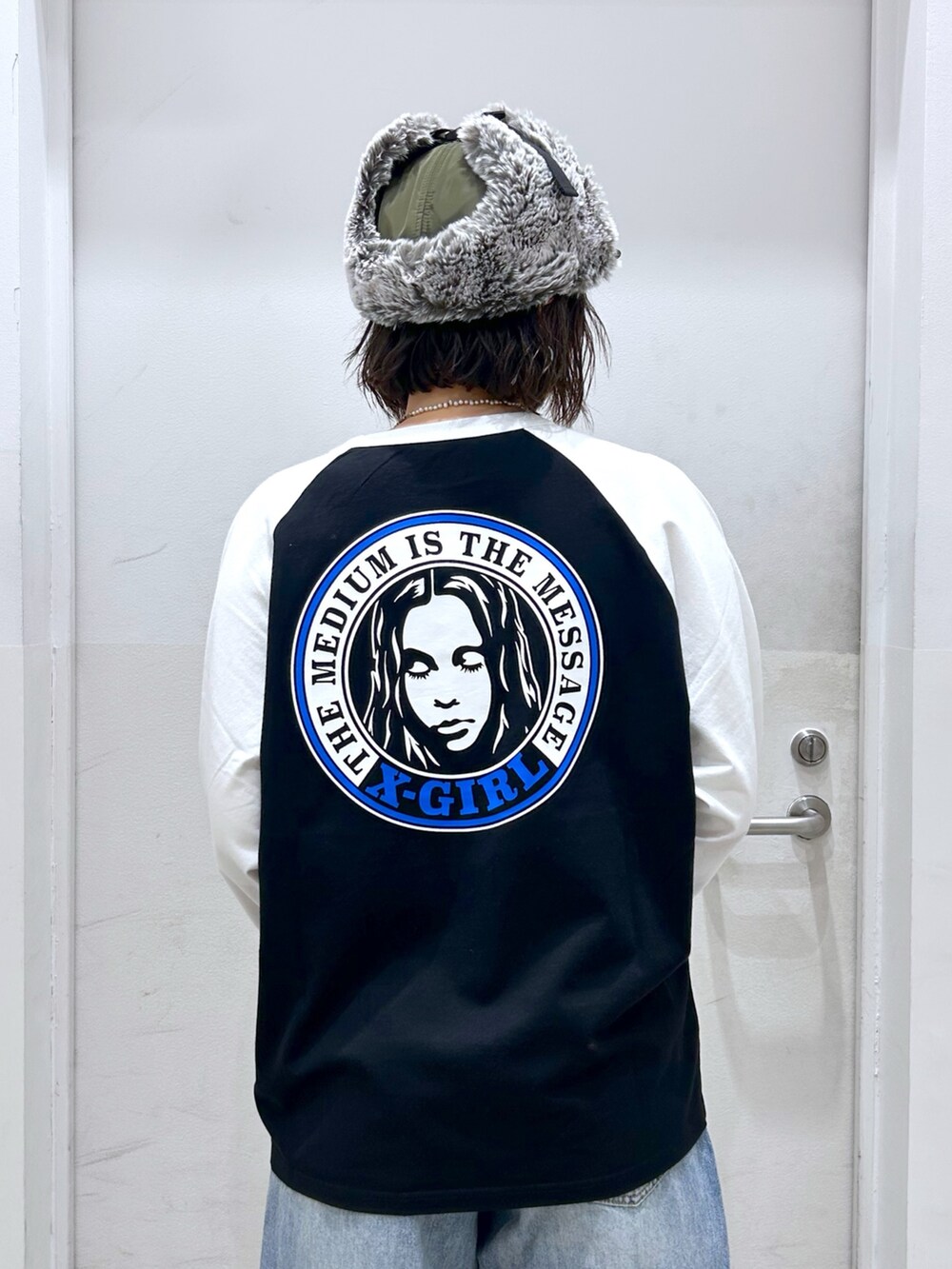 ホワイト系のTシャツ/カットソーを着用したレディースの秋コーディネートの2枚目の写真