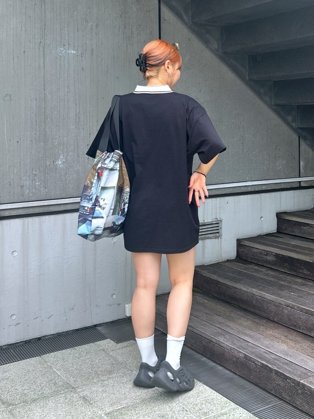 ブラック系のワンピース、その他のトートバッグを着用したレディースの夏コーディネートの2枚目の写真