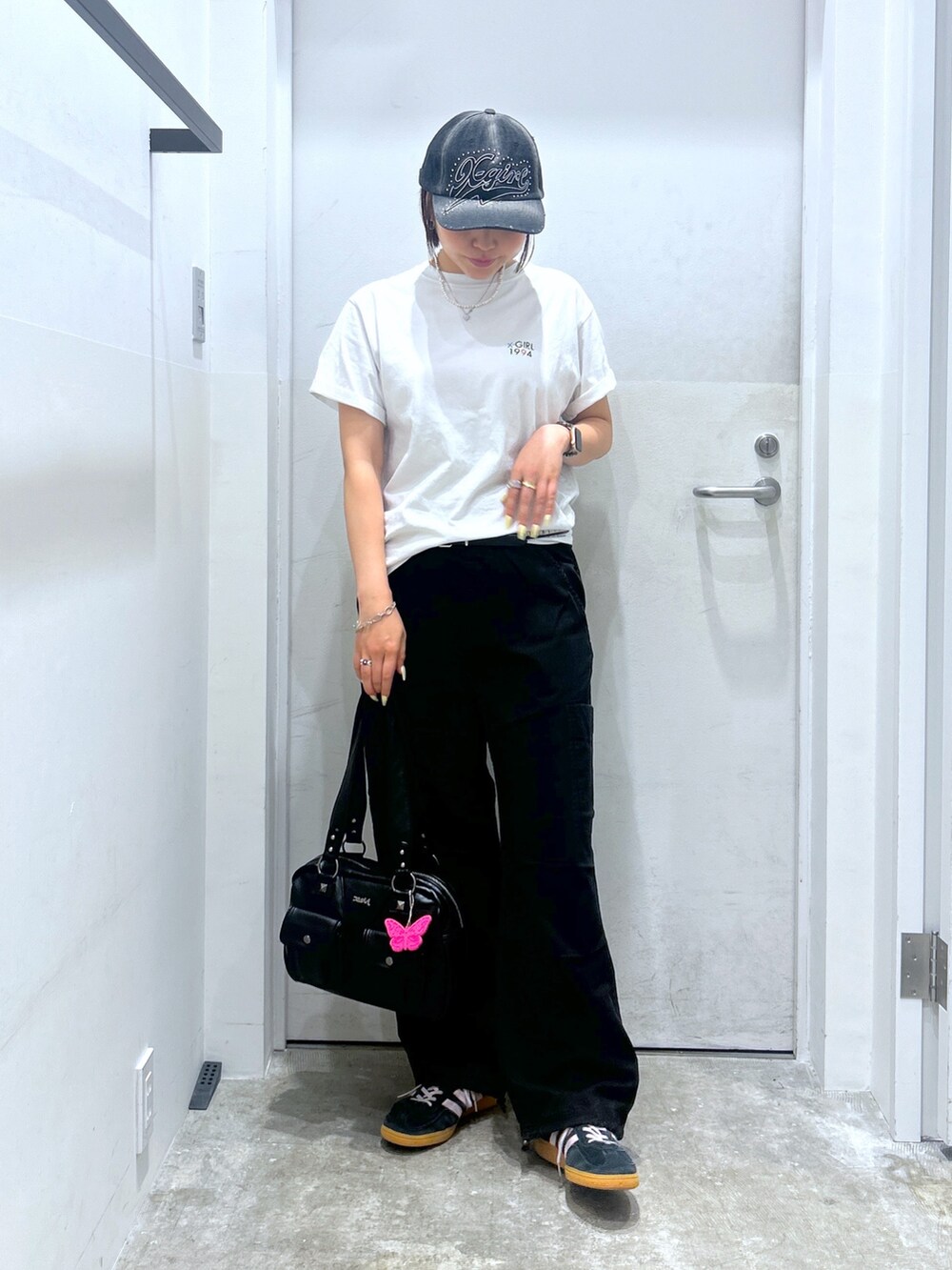 ブラック系のTシャツ/カットソーを着用したレディースの夏コーディネートの2枚目の写真