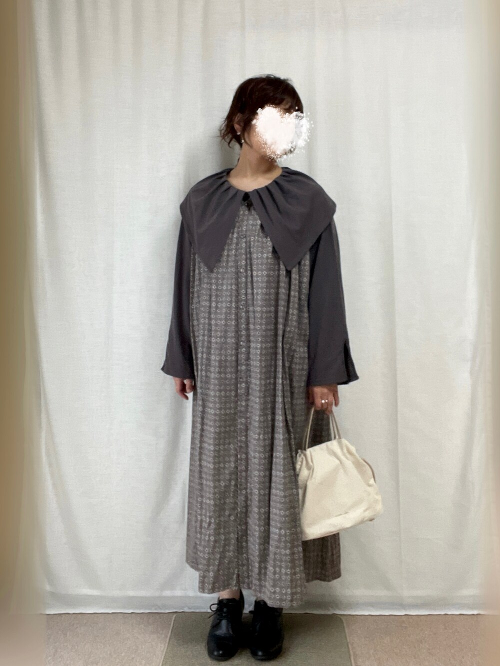 グレー系のワンピース、グレー系のTシャツ/カットソーを着用したレディースの春コーディネートの2枚目の写真