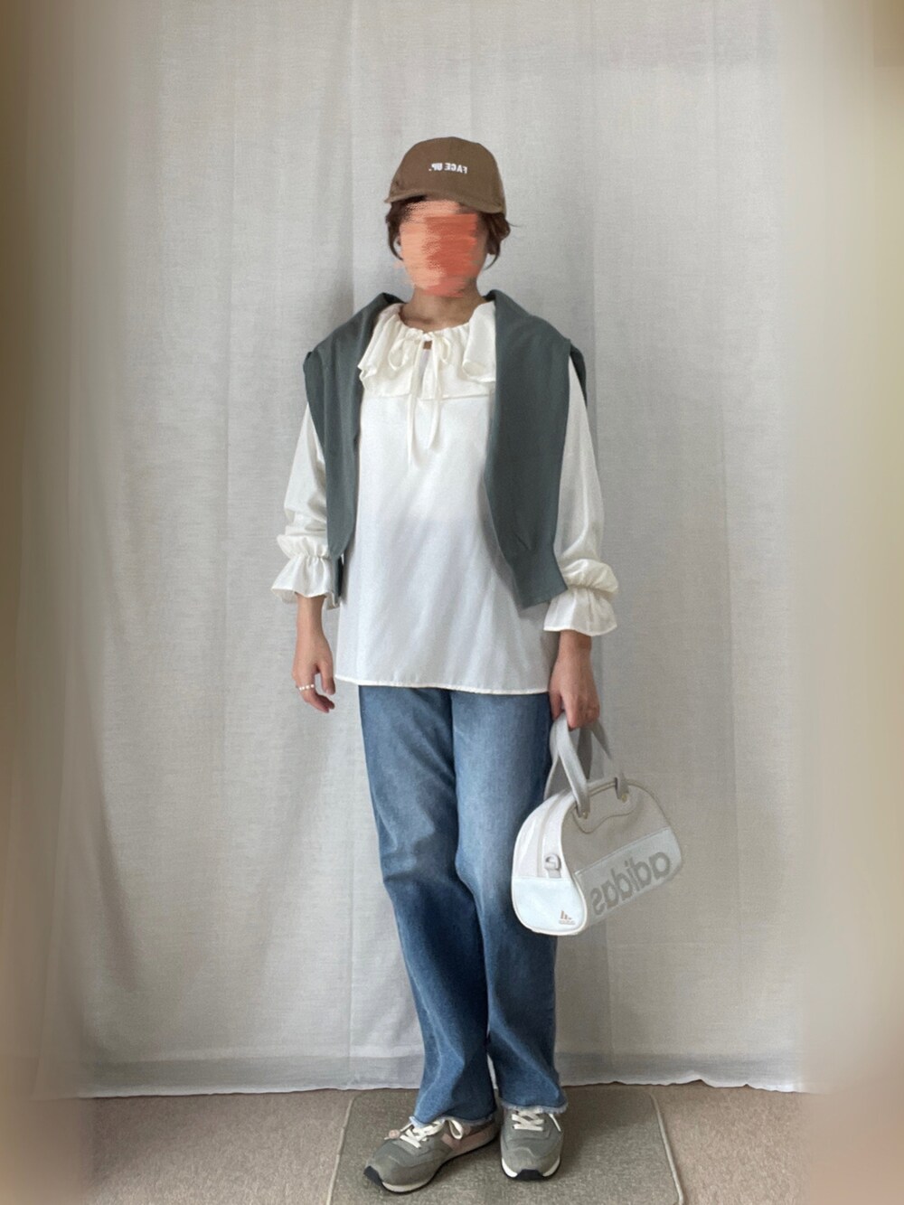 ホワイト系のシャツ/ブラウス、ブルー系のデニムパンツ、グリーン系のスニーカーを着用したレディースの秋コーディネートの2枚目の写真