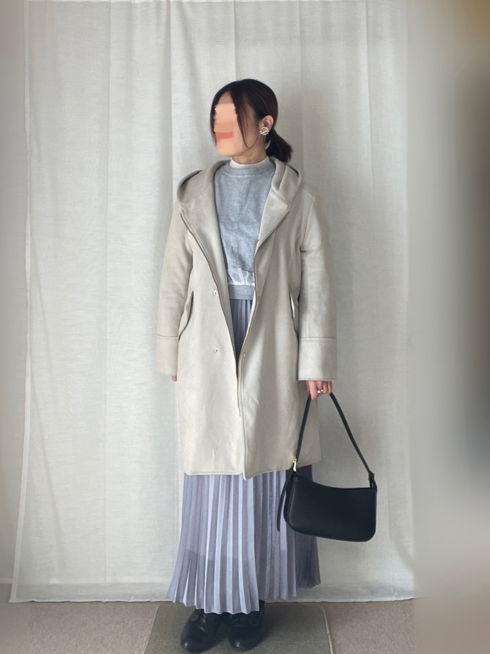 グレー系のTシャツ/カットソー、ベージュ系のニット/セーター、パープル系のスカートを着用したレディースの冬コーディネートの2枚目の写真