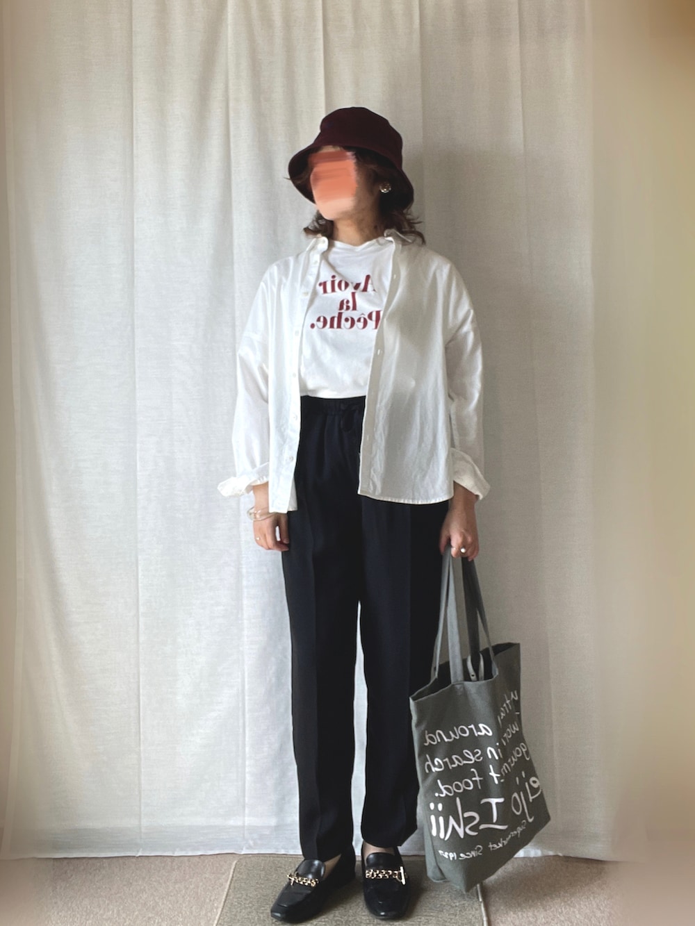 ホワイト系のシャツ/ブラウス、ホワイト系のTシャツ/カットソー、ブラック系のパンツを着用したレディースの春コーディネートの2枚目の写真