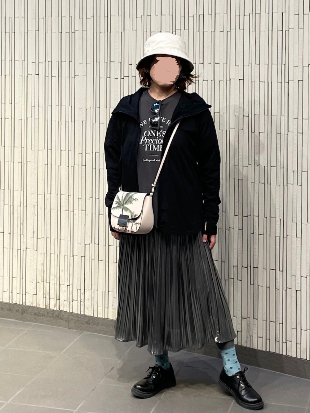 その他のショルダーバッグ、その他のボストンバッグ、ブラック系のスニーカーを着用したレディースの夏コーディネートの4枚目の写真