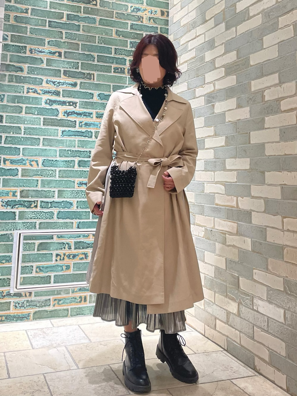 シルバー系のキャミソール、シルバー系のスカート、ブラック系のTシャツ/カットソーを着用したレディースの春コーディネートの3枚目の写真