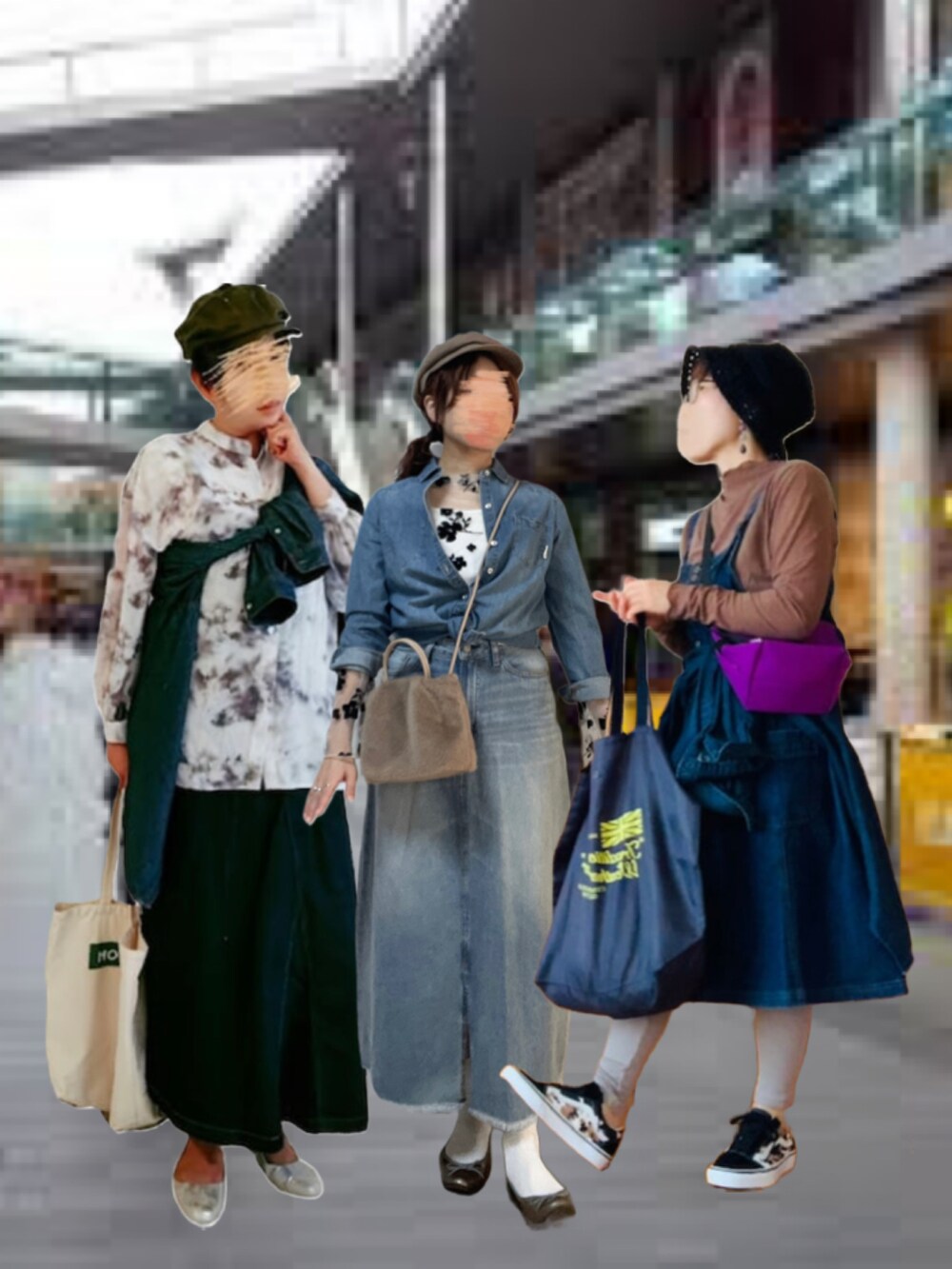 ホワイト系のTシャツ/カットソー、ブルー系のデニムスカート、ブラウン系のトートバッグを着用したレディースの秋コーディネートの3枚目の写真