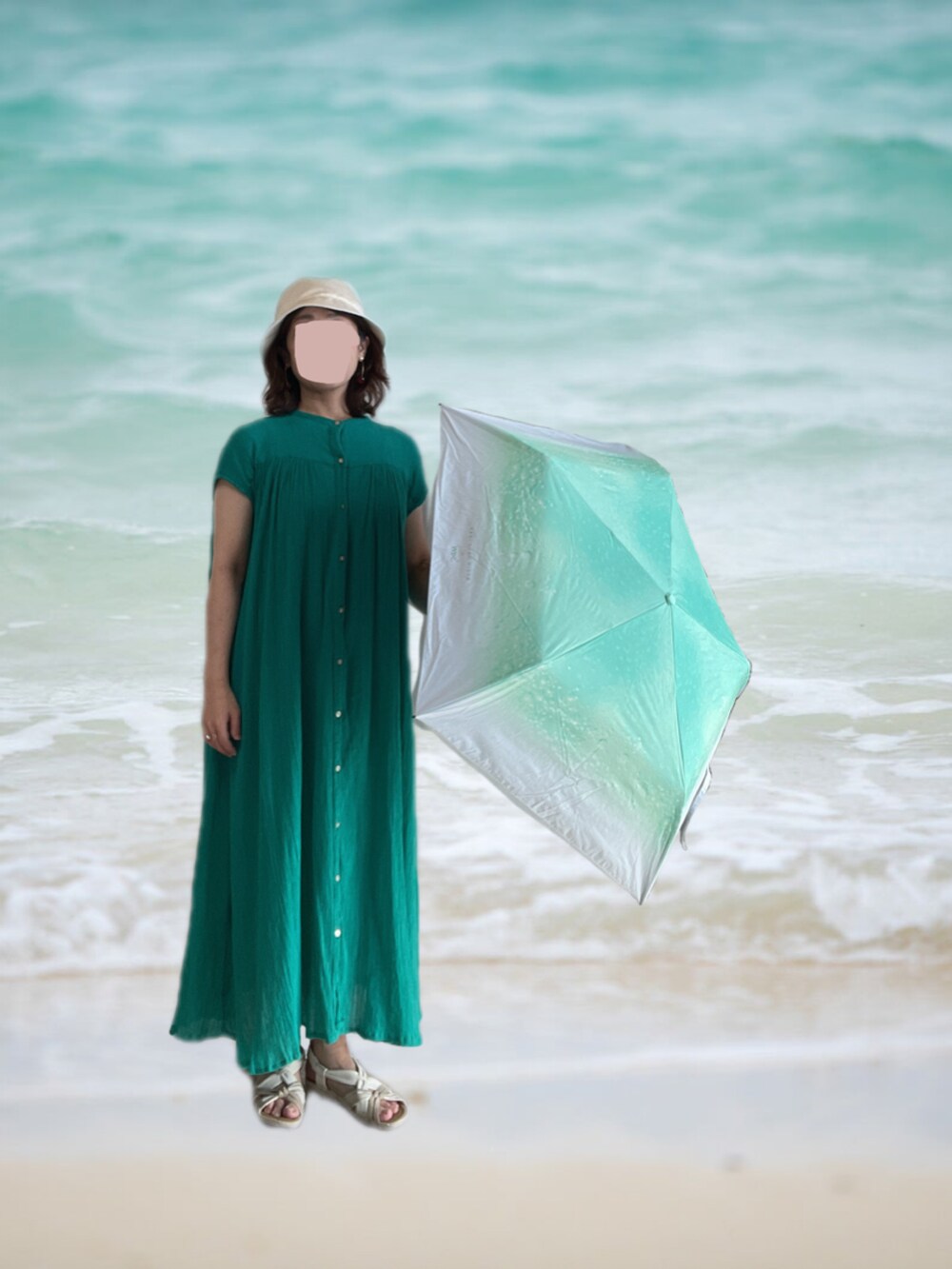 グリーン系のワンピース、ホワイト系のサンダル、グリーン系の折りたたみ傘を着用したレディースの夏コーディネートの3枚目の写真