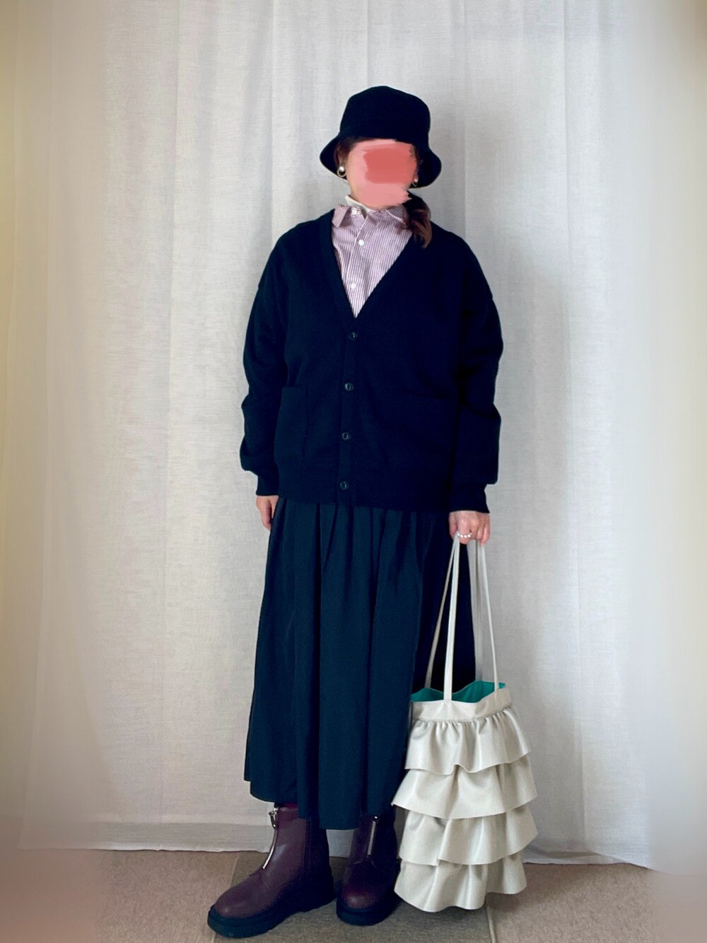 ブラック系のカーディガン/ボレロ、レッド系のシャツ/ブラウス、ブラック系のスカートを着用したレディースの秋コーディネートの2枚目の写真