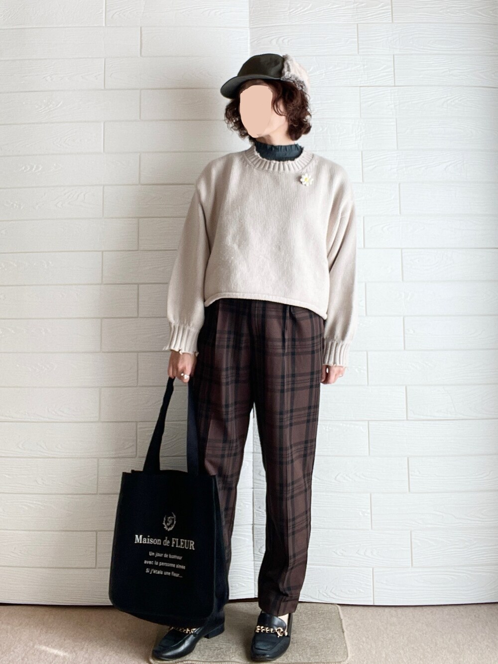 ブラウン系のその他パンツ、ブラック系のトートバッグ、ベージュ系のニット/セーターを着用したレディースの冬コーディネートの2枚目の写真